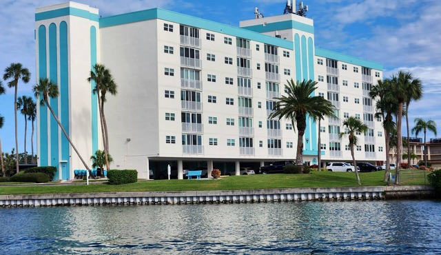Beautiful 2/2 Intracoastal Waterfront Snowbird Paradise Condo Home, Two Pools!