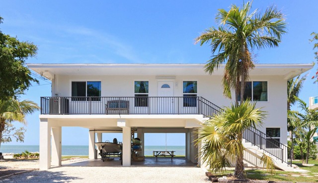 Beautiful 2/2 Islamorada Home Directly on Florida Bay (28 Day Minimum Rental)