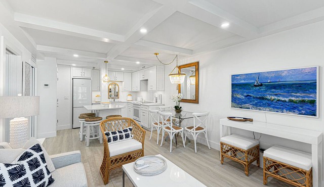 Beautiful 2-Bed Steps to Naples Beach & Town!