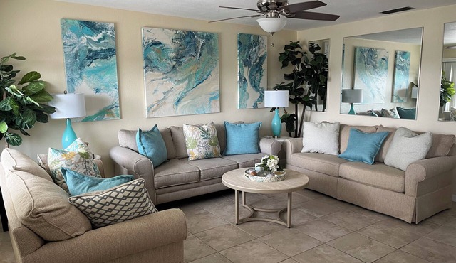 Beautiful 2 bedroom, 1 bath condo close to Madeira beach, great amenities!