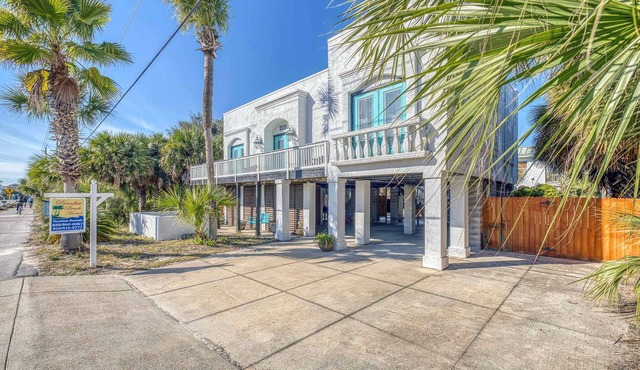 Beautiful 3 bd/2 bth, pet friendly home on Via De Luna w/beach access!