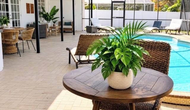 Beautiful 3-bedroom pool home in Paradise! 4 miles to Siesta Key! Near Pinecraft
