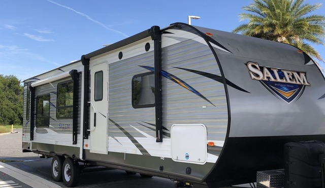 Beautiful and Clean 2019 Forest River Salem 27RE