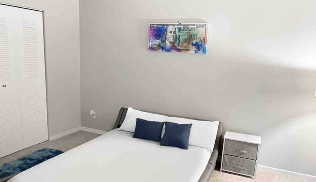 Beautiful Condo | Modern| Parking | Pool| Gym