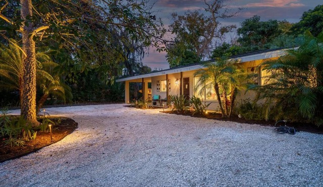 Beautiful Glam Mid-Century 1 block from Sarasota bay with Firepit
