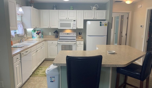Beautiful Home Close to Lake Sumter Landing! Golf Cart, BBQ Grill & Free WIFI