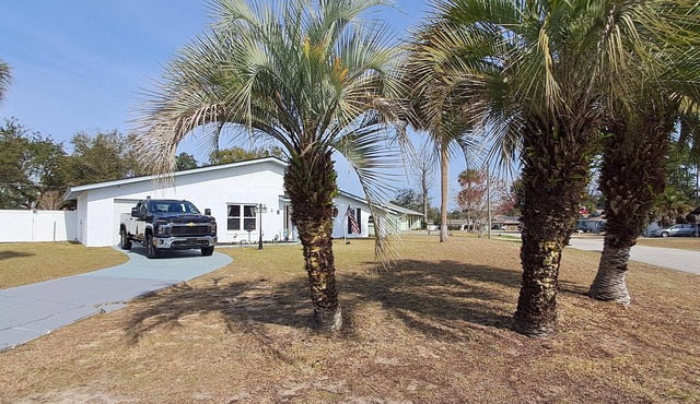Beautiful home/neighborhood with huge fenced in back yard, Private hottub for 4.