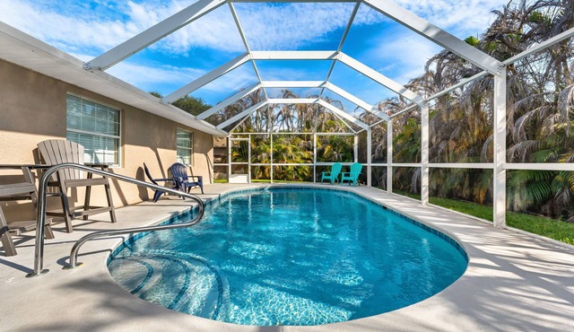 Beautiful Inviting Home with a Pool, Outdoor Patio, & Gas Grill! 🌴