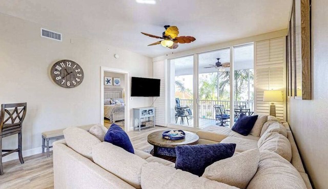 Beautiful, luxury condo in Regatta at Vanderbilt Beach with hot tub, gym & lanai