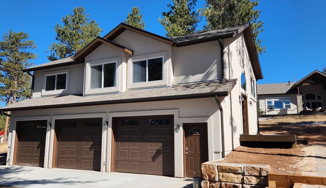 Beautiful, new one bedroom house, 2 miles from downtown Woodland Park - Sleeps 4