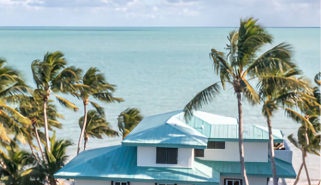 Beautiful ocean front private beach 2-bedroom house gorgeous views Isla morada