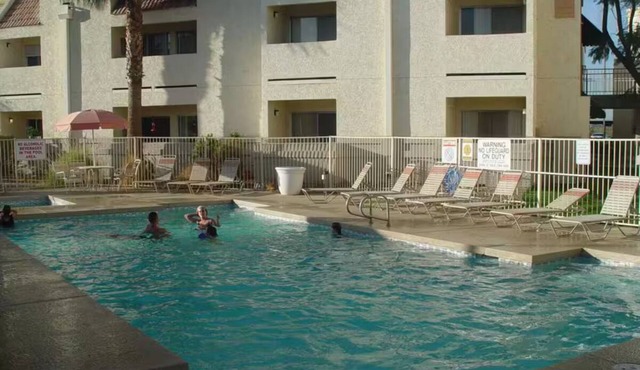 Beautiful studio, heated pool/spa, golf, restaurants, cover parking, location