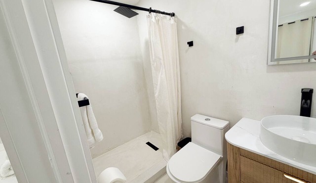 Beautiful Studio near Hollywood Casino Guitar
