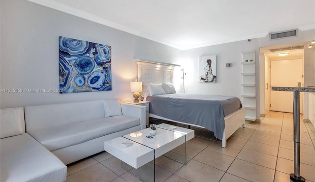 Beautiful studio on collins on sinny isles beachfront