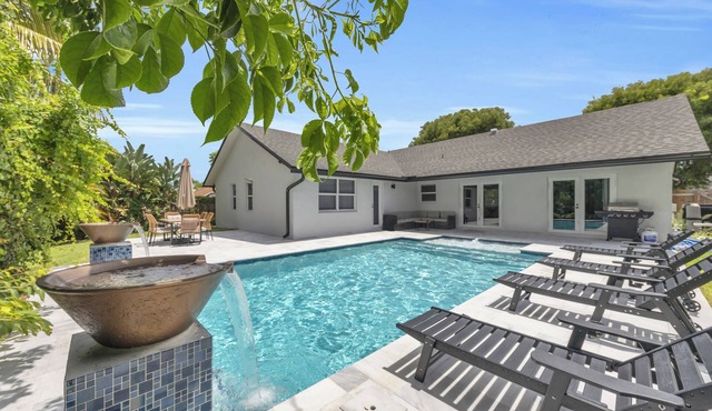 Beautiful updated house in Delray with heated pool & game room. Close to boca!