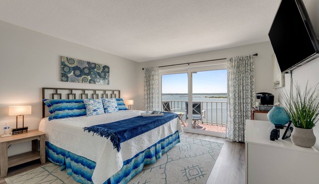 Beautiful Waterfront Sanctuary plus 2 free Kayaks & steps from the Beach