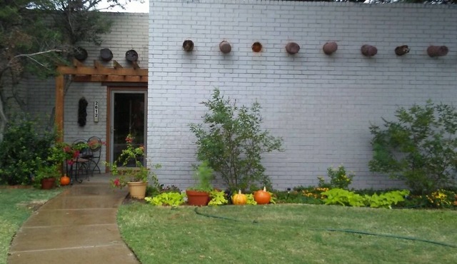 Beautifully furnished and equipped 3 bed 2 bath home in a great neighborhood