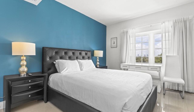 Belleza South Beach Queen Studio (Sleeps 2)