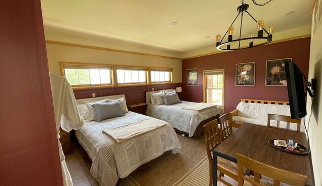 Biggest Twin Lakes lodge room, sleeps 4 - private bath, entrance & lake views