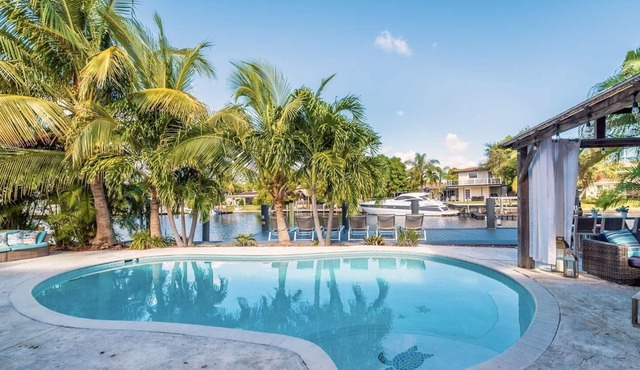 Blue Marlin - WATERFRONT Family-Style resort+1mi Beach+private HTD POOL/SPA
