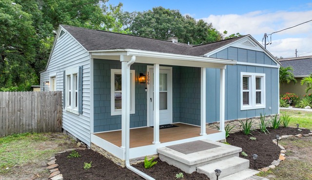 Bluestone Bungalow 30+day stay, walk to amenities, pet friendly, 300Mbps wifi!