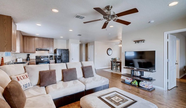 BMT Grads Stay! Minutes to Lackland + Community Pool, SeaWorld, Shopping!