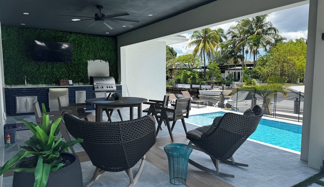 BRAND NEW BUILD: Cruise Fort Lauderdale's canals by day, luxe retreat by night. Sleeps 6. Mins to FLL & beaches.