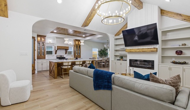 Brand-New Modern Home! Sleeps 10! 5 Min to Fort Worth Stockyards!