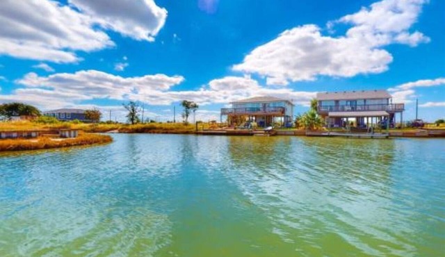 Break Point Cottage | Canal-Front Stay w/Pool Table Fun
