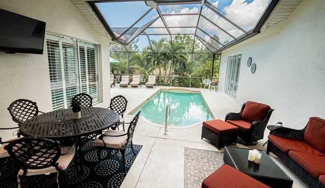 Briarwood-Upscale home w/lake view SW facing pool w/outdoor TV, & entertaining area