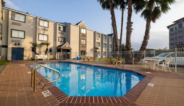 Bright 2-Bed Queen|Pool|Free Wifi