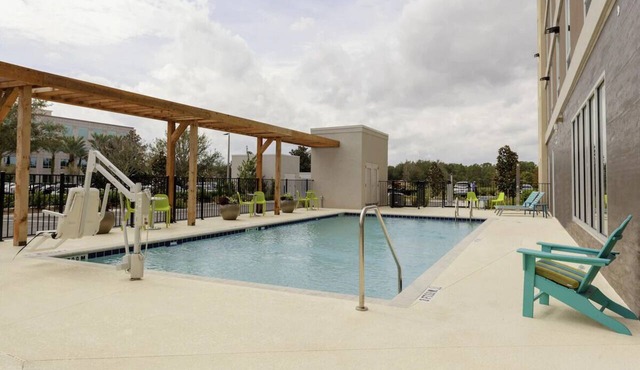 Bright 2 Queen Studio w/Kitchenette, Pool & Shuttle, 0.8mi to PBI