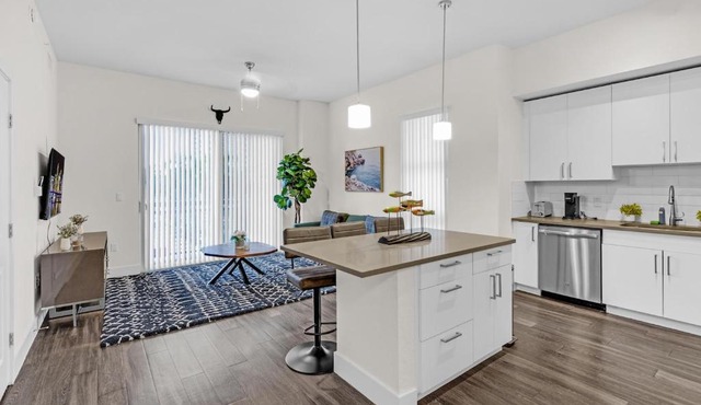 Bright and Airy 2 Bed on Biscayne Blvd with Free Park