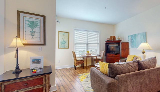 Bright condo near shopping & restaurants with tennis & shared pools