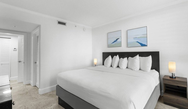 Bright Grove Getaway with Pool Access | 0.4 mi to CocoWalk
