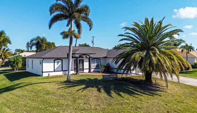 Bright & Modern Cape Coral Home · 3BR · Sleeps 8 · BBQ · Beach Gear