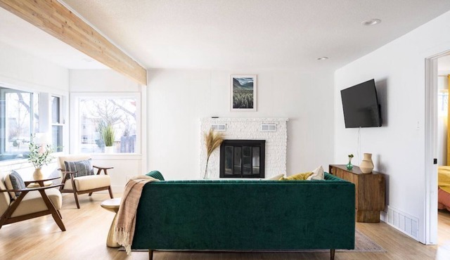 Bright & Modern Retreat - Sleeps 8 - Convenient Location