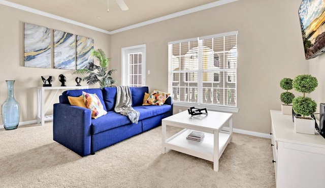 Bright stylish 2 BD unit / Ideal for long stays