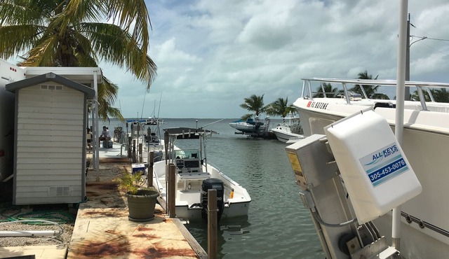 Bring your RV, or trailer to a beautiful paradise in key Largo bay water front