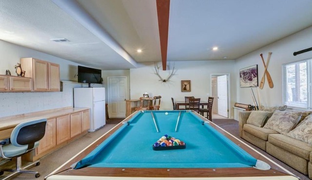 Cabin on 13 acres w Pool Table & Jacuzzi Tub