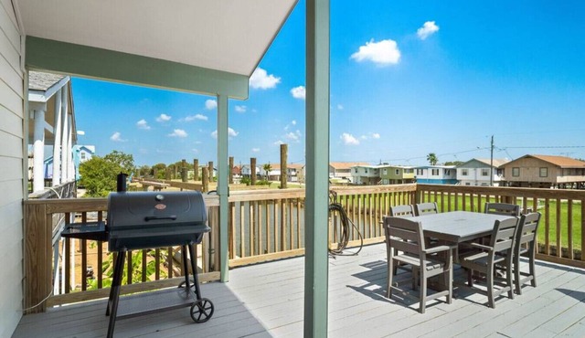 Canal Front Home With Two Docks and Huge Gameroom