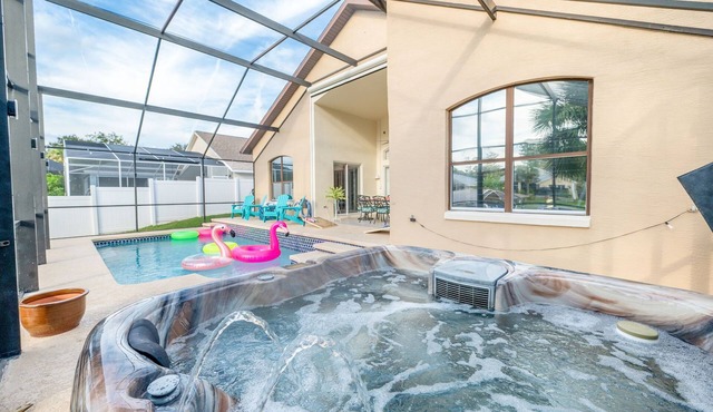 Canalfront w/Pool, Hot Tub, Movie Screen & Bunks