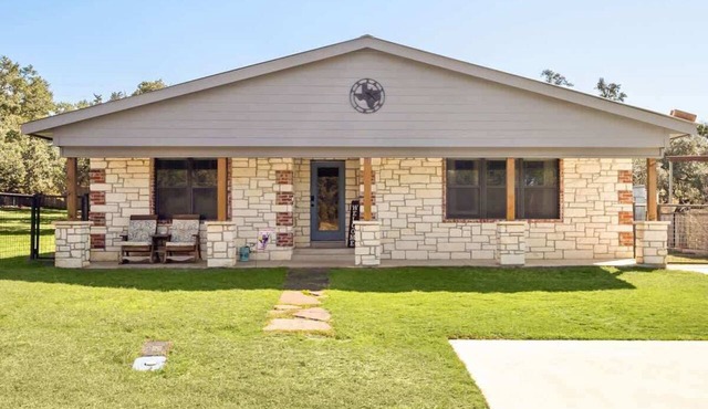 Canyon Lake Farmhouse | Hot Tub + Sauna | Pets OK