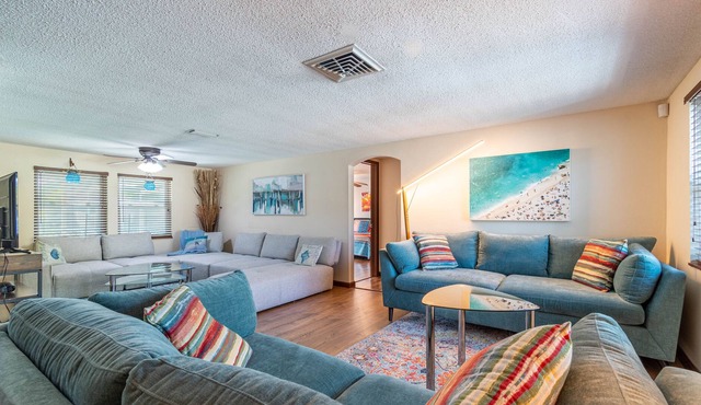 "Casa el Paraíso" King Suite 3 Br Pool Home Minutes from Beach!