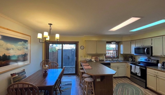 Cascadilla Chalet- Private Hot Tub and pet friendly