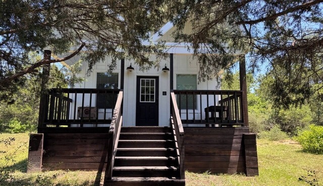 Cedar Oak Retreat: solar powered cabin on 20 acres