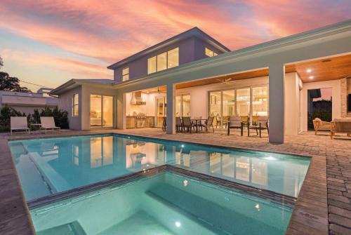 Central Naples Luxury - Pool Spa and Prime Location