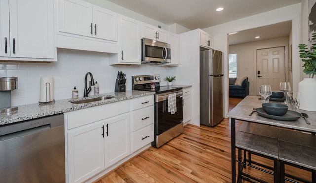 Central Suite D - 2 Bedrooms/King Bed/Parking
