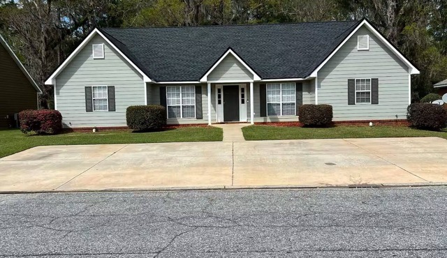 centrally located 3 bed 2 bath