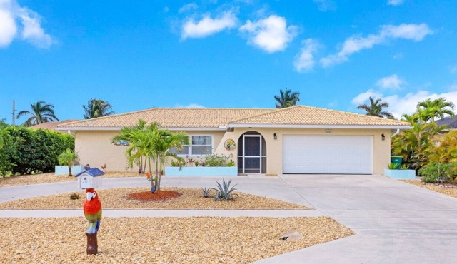Centrally Located Pet-Friendly Home | Spa & Pool